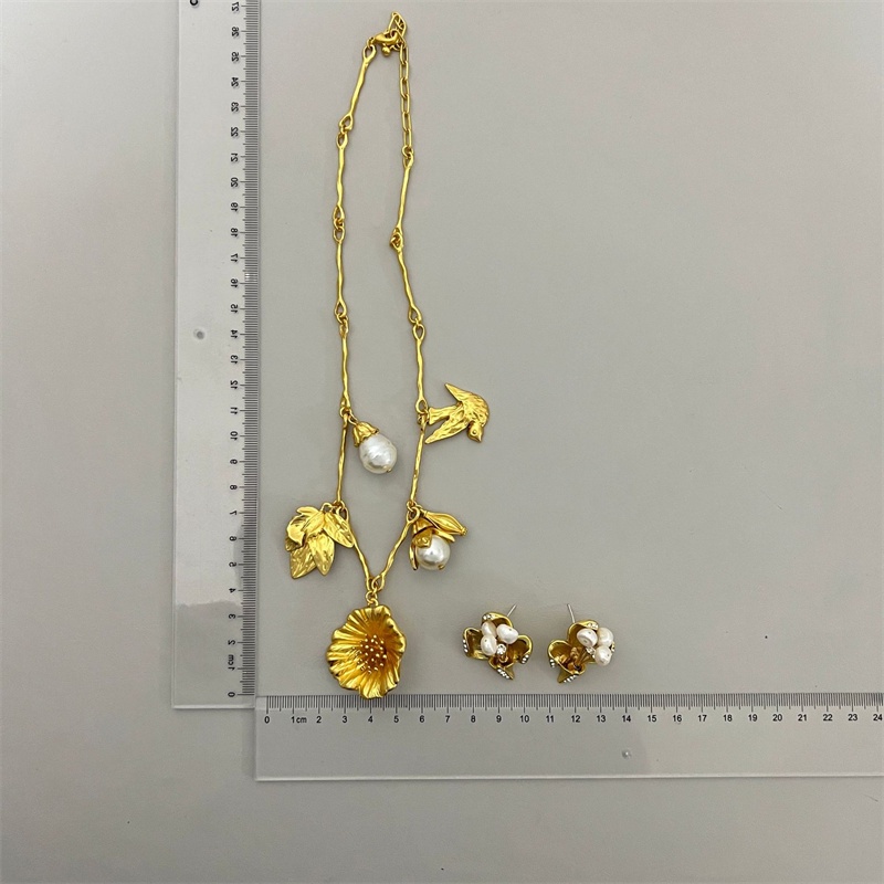 สร้อยคอโซ่สั้น จี้กลีบดอกไม้ ประดับไข่มุก สีทอง สไตล์ฝรั่งเศส วินเทจ
