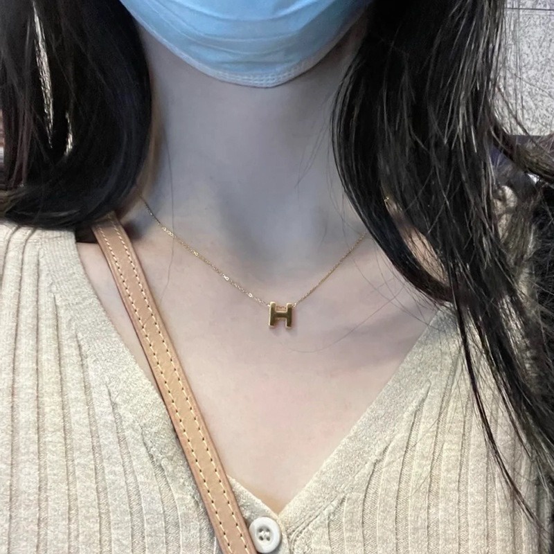 สร้อยคอโซ่เหล็กไทเทเนียม ชุบทอง 18K จี้รูปตัวอักษร H เครื่องประดับ สําหรับผู้หญิง