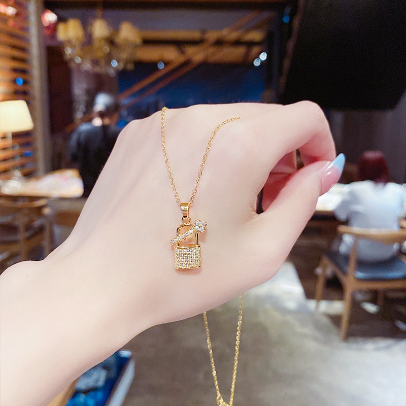 สร้อยคอไทเทเนียมเหล็ก พร้อมจี้กุญแจล็อค ประดับเพทาย สีทอง แบบเรียบง่าย แฟชั่นทันสมัย