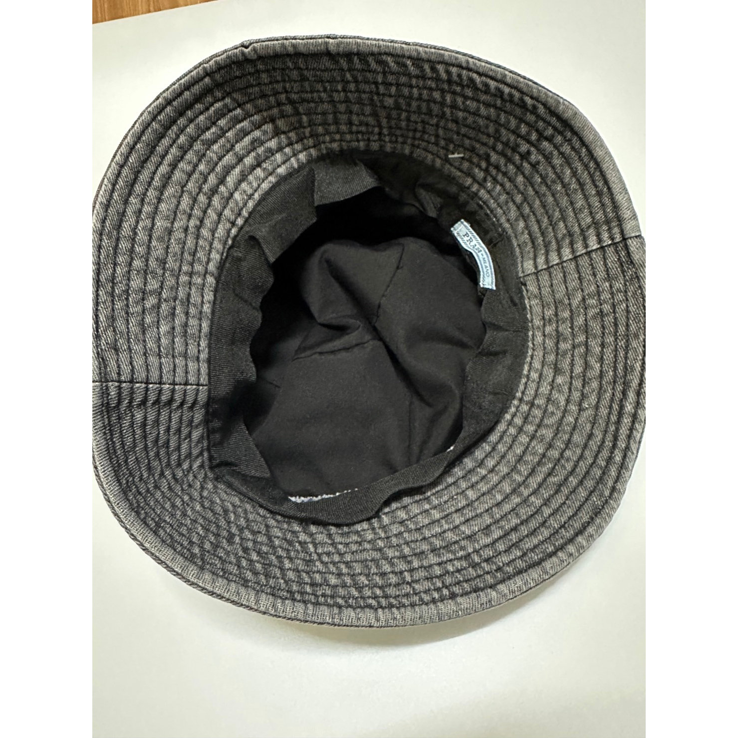 *สินค้าพร้อมส่ง New หมวกBucket ปร้าดาผ้ายีนส์PRD