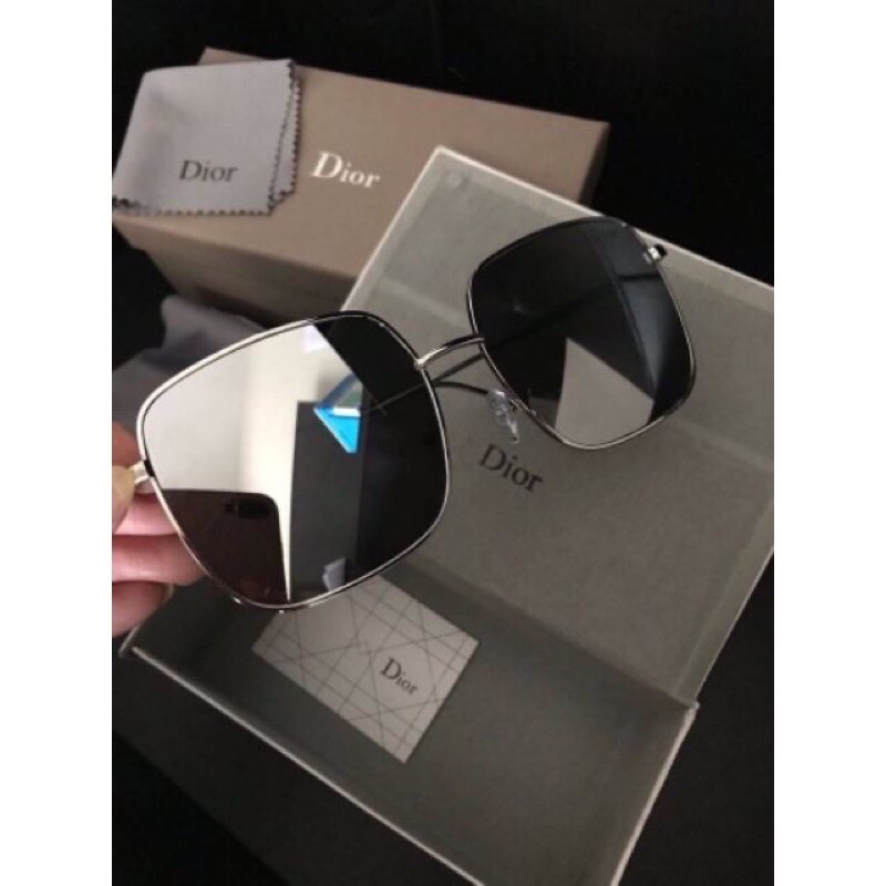 แว่นD i o r[พร้อมส่ง]แว่นทรงฮิตสีปรอทไปทะเลขึ้นเขาต้องมีติดกระเป๋าไว้นะครับ พร้อมส่ง ‼️