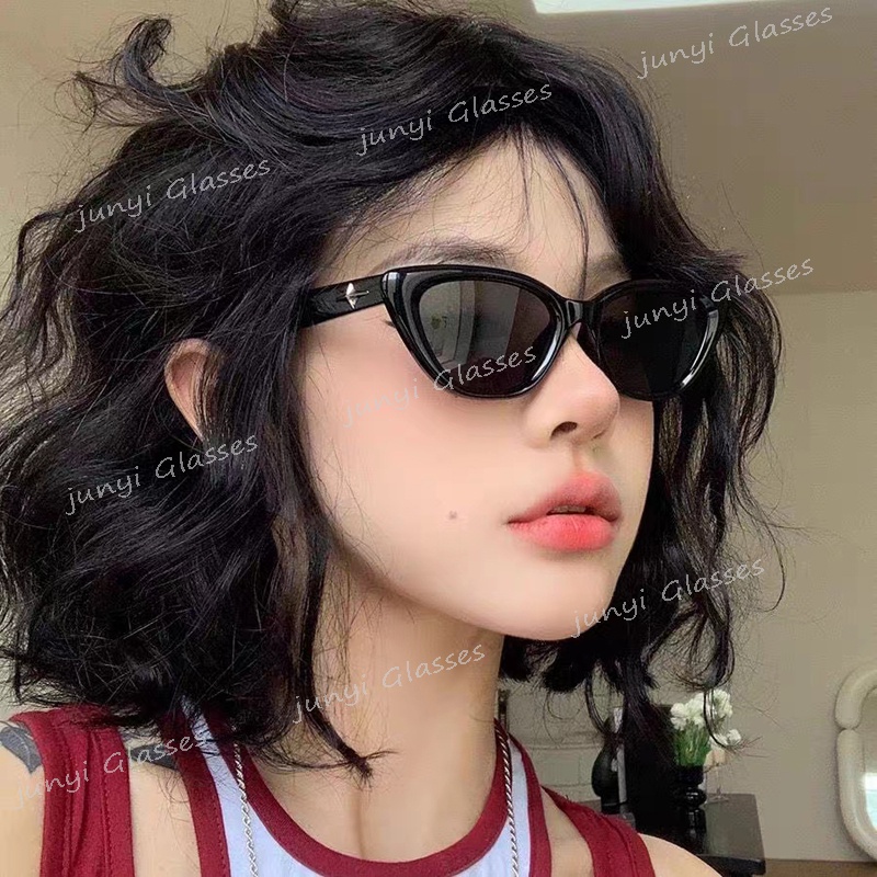 แว่นตากันแดด กรอบสี่เหลี่ยม ลายโลโก้ Cat-eye เรียบง่าย คุณภาพสูง สไตล์เกาหลี สําหรับผู้หญิง