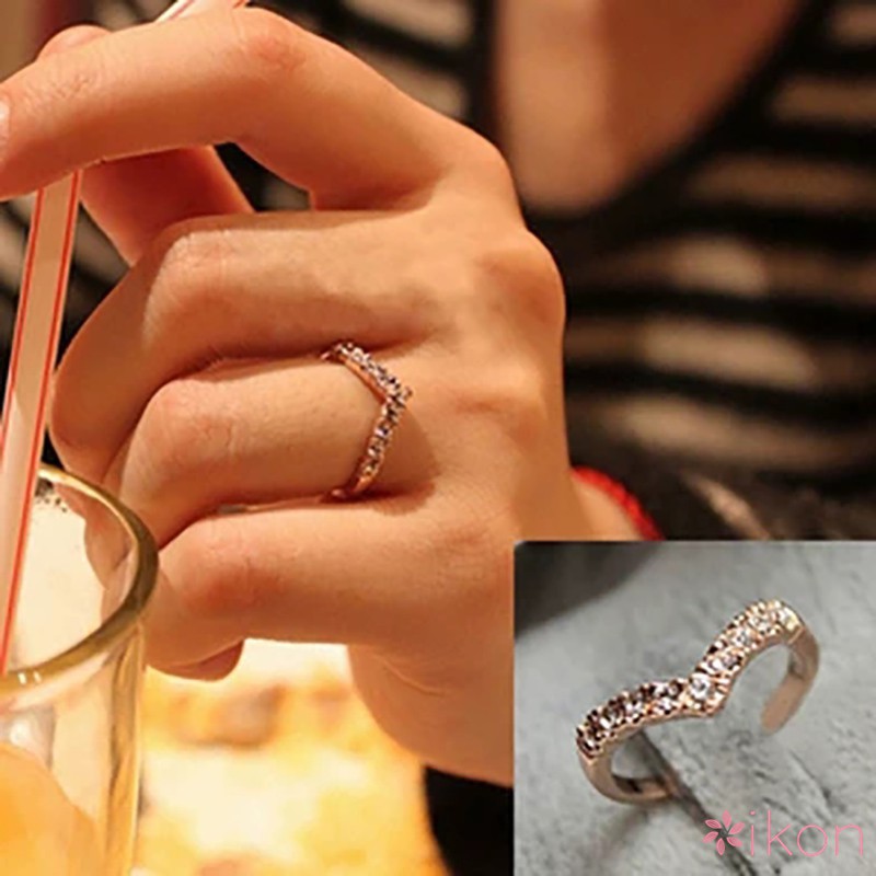 แหวนสีชมพูออกแบบไม่ซ้ําใครรูปตัววีประดับ rhinestone