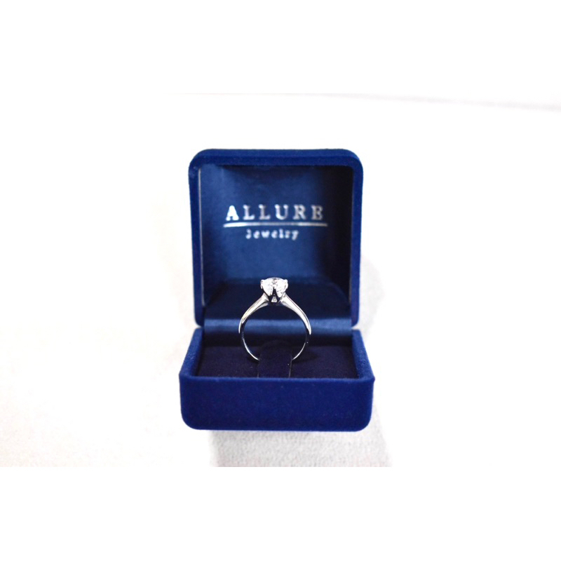 แหวนเพชรเม็ดเดี่ยว 1 กะรัต   ตัวเรือนเงินแท้ 925 ชุบเคลือบทองคำขาว [ รุ่น   - Allure Jewelry]