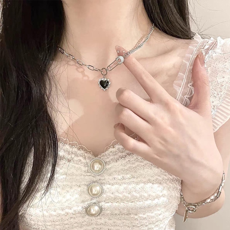 ในไทย สร้อยคอY2Kลายหัวใจสีดําวินเทจแฟชั่นจี้เพทายโซ่ไหปลาร้าสําหรับผู้หญิง.COD
