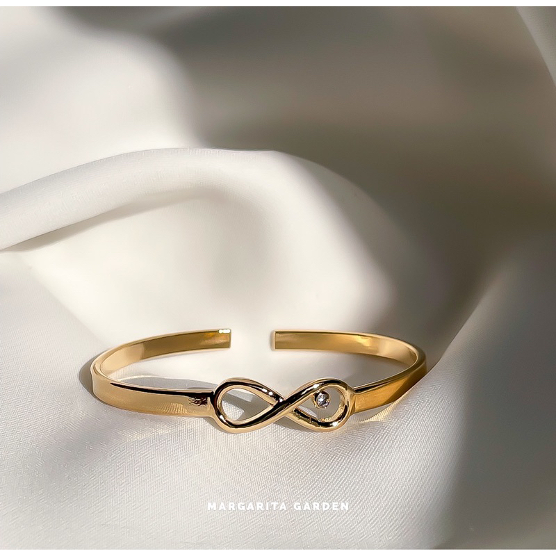 「ผ่านการเสกมงคล」 Margarita Premium Infinity with Tiny Crystal C-Shape Bangle
