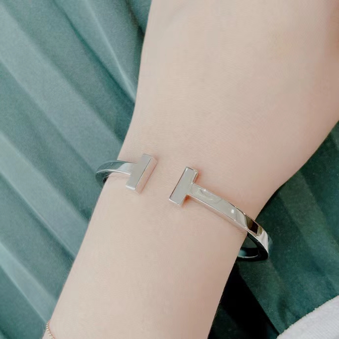 【 แบรนด์แฟชั่น 】ใหม่ T&CO. 2023 สร้อยข้อมือ แบบเปิดคู่ คุณภาพสูง