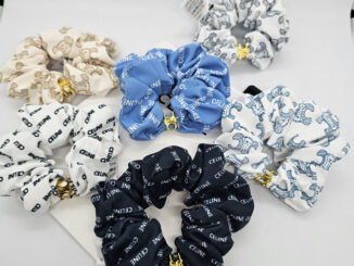 ผ้ารัดผม ลิซ่า CL SCRUNCHY RAYURE BRACELET  รัดแขนแบบลิซ่า เก๋ไปอีกแบบ ผ้าสกรีนลายโลโก้ ผ้าเนื้อนุ่ม ไหมอย่างดี