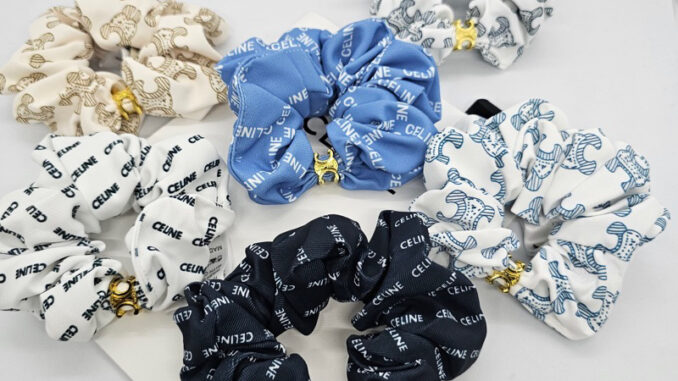 ผ้ารัดผม ลิซ่า CL SCRUNCHY RAYURE BRACELET  รัดแขนแบบลิซ่า เก๋ไปอีกแบบ ผ้าสกรีนลายโลโก้ ผ้าเนื้อนุ่ม ไหมอย่างดี