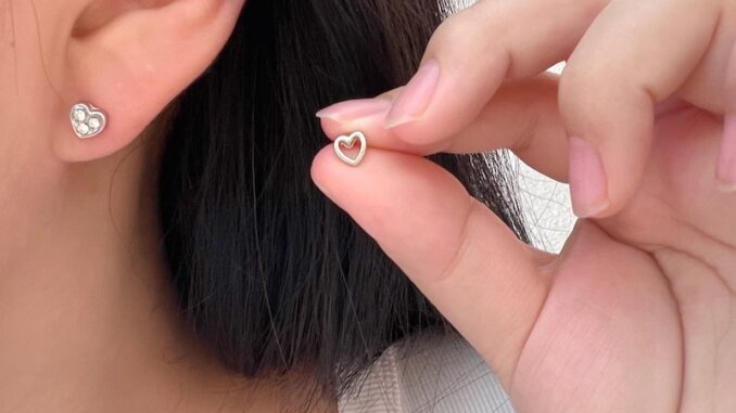 [highbuying] 1 คู่ กลวง หัวใจ ต่างหูกระดูกหู เล็บ สําหรับผู้หญิง กระดูกอ่อน ต่างหูเกลียว ต่างหูสตั๊ด ต่างหูร่างกาย เครื่องประดับ ของขวัญใหม่ พร้อมส่ง