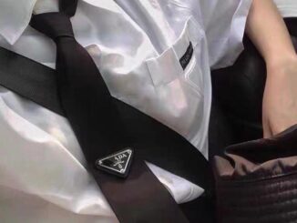 Prada P บ้าน กลับหัว สามเหลี่ยม สไตล์ยุโรปและอเมริกา สไตล์เกาหลี โบผูก กลับหัว สามเหลี่ยม ผู้ชายและผู้หญิง สไตล์เดียวกัน