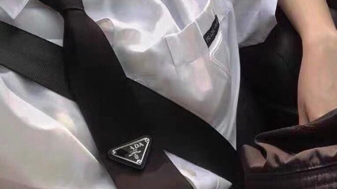 Prada P บ้าน กลับหัว สามเหลี่ยม สไตล์ยุโรปและอเมริกา สไตล์เกาหลี โบผูก กลับหัว สามเหลี่ยม ผู้ชายและผู้หญิง สไตล์เดียวกัน
