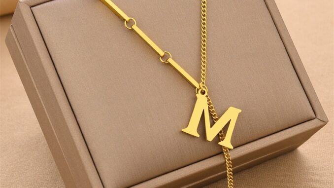 Tala สร้อยคอเหล็กไทเทเนียม ทอง 18K จี้ตัวอักษร M เครื่องประดับแฟชั่น