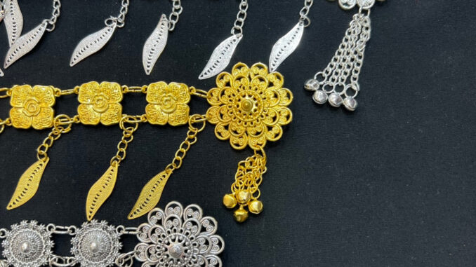 Accessories เข็มขัดเงินห้อยระย้าใบไม้ใส่กับชุดไทยลายดอกสวยๆ งานดี ทอง เงิน รมดํา