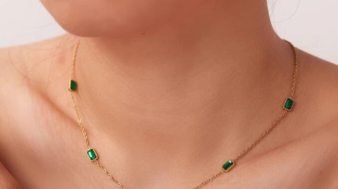 สร้อยคอ สเตนเลส ทอง 18K ประดับเพทาย ทรงสี่เหลี่ยม สีเขียว