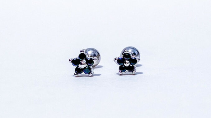 จิวต่างหูเกาหลี More Than Piercing: A295 Mini Black Flower