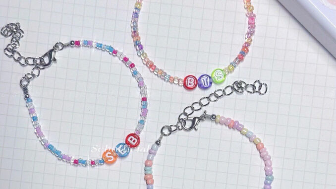 สร้อยข้อมือลูกปัด กำไลข้อมือ เครื่องประดับ จี้ตัวอักษรแบบสุ่มสี ลูกปัด 3มิล made to order