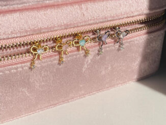 Petite Ribbon Stud ต่างหูรูปโบว์ประดับเพทายหัวใจ