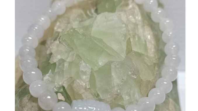หยก หยกพม่า สร้อยข้อมือหยกสีขาวคั่นถังเบียร์แกะสลัก 6.3 mm