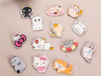 เข็มกลัดอะคริลิค ลายการ์ตูนคิตตี้น่ารัก แบบสร้างสรรค์ สไตล์ญี่ปุ่น และเกาหลี สําหรับติดกระเป๋าดินสอ