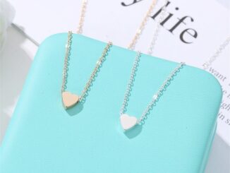 สร้อยคอรูปหัวใจลูกพีชสดขนาดเล็ก จี้รักมินิมันวาวสามมิติ