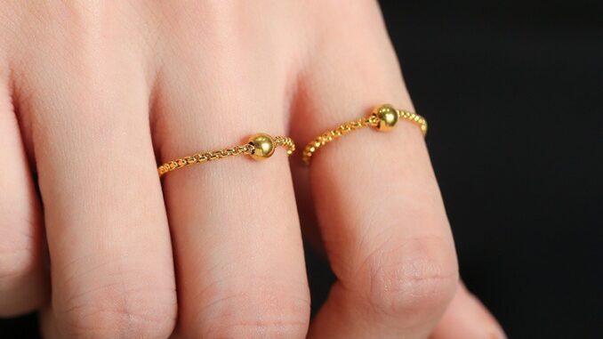 แหวนโซ่ ประดับลูกปัดนําโชค สีทอง 18K ไม่จางหาย แฟชั่นเรียบง่าย สําหรับผู้หญิง