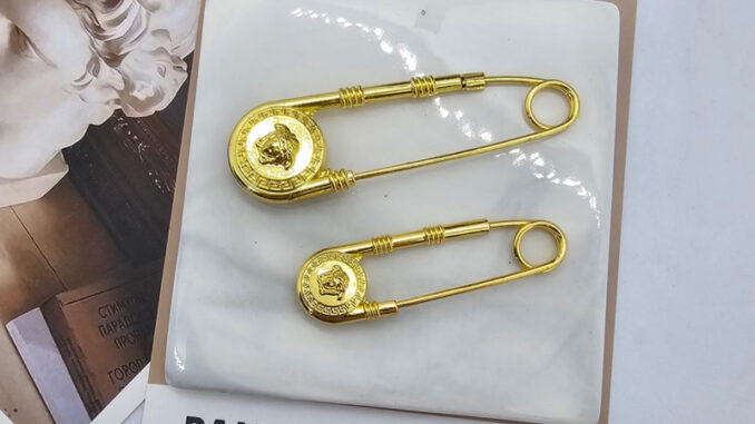 Versace Safety Pin Brooch เข็มกลัดเวอร์ซาเซ่ อะไหล่ทอง  งานสวยดูคลาสสิค งานชนช๊อปอสวยๆ ราคา เบาๆ