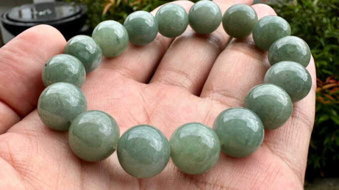 13JA-GR สร้อยข้อมือหยกแท้ กำไลหยกแท้ หยกพม่า หยกเขียว ขนาด 13 มิล โดยประมาณ หยกพม่าธรรมชาติ หยกแท้100% 13JA-GR สร้อยข้อมือหยกแท้ กำไลหยกแท้ หยกพม่า หยกเขียว ขนาด 13 มิล โดยประมาณ หยกพม่าธรรมชาติ หยกแท้100%