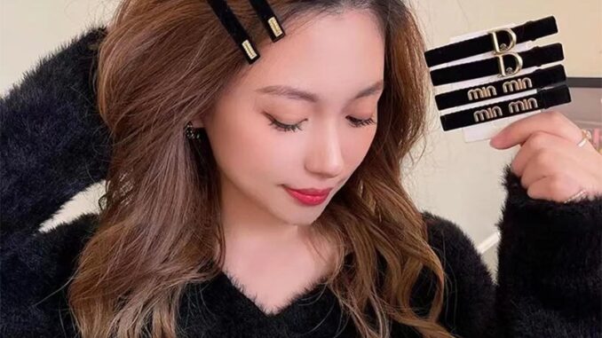 COD❤️กิ๊บติดผมตัวอักษรดอกไม้ผ้ากำมะหยี่สีดำหรูหราเกาหลีแฟชั่นคลิปด้านข้างสำหรับผู้หญิงปากเป็ดเครื่องประดับผม-a.one COD❤️กิ๊บติดผมตัวอักษรดอกไม้ผ้ากำมะหยี่สีดำหรูหราเกาหลีแฟชั่นคลิปด้านข้างสำหรับผู้หญิงปากเป็ดเครื่องประดับผม-a.one