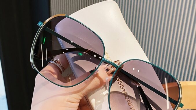 ใหม่ แว่นตากันแดด UV400 กรอบโลหะ ทรงสี่เหลี่ยม ไล่โทนสี หรูหรา สีทอง สีเงิน สําหรับผู้หญิง และผู้ชาย