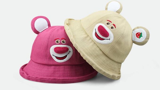Gt2 Lotso หมวกบังแดด กันแดด กันลม ระบายอากาศ ลายหมีสตรอเบอร์รี่ เหมาะกับฤดูใบไม้ผลิ ฤดูร้อน กลางแจ้ง Gt2 Lotso หมวกบังแดด กันแดด กันลม ระบายอากาศ ลายหมีสตรอเบอร์รี่ เหมาะกับฤดูใบไม้ผลิ ฤดูร้อน กลางแจ้ง