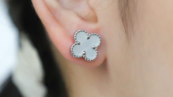 เครื่องประดับพร้อมส่ง ต่างหูติดหูดอกลงยา ใส่ไม่ลอกไม่ดำ งานสแตนเลส ไทเทเนี่ยมเคลือบ18k ต่างหูดอก เครื่องประดับพร้อมส่ง ต่างหูติดหูดอกลงยา ใส่ไม่ลอกไม่ดำ งานสแตนเลส ไทเทเนี่ยมเคลือบ18k ต่างหูดอก