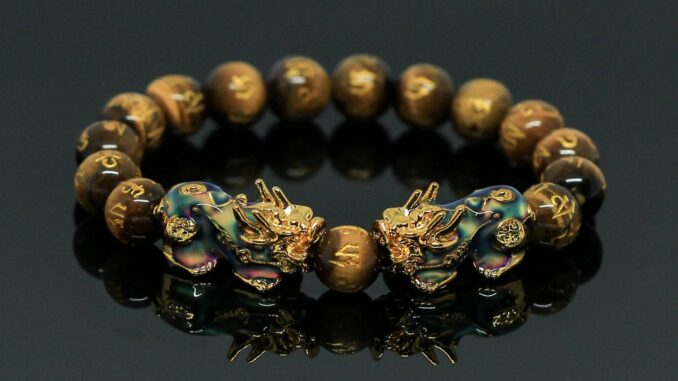 หินไทเกอร์อายส์ พลอยตาเสือ แกะสลักบทสวดมนต์ทิเบต Tiger Eye ขนาด 10 มิล ปี่เซียะเปลี่ยนสีคู่ สีทอง หินแท้ 100% หินตาเสือ