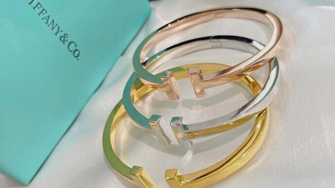 【 แบรนด์แฟชั่น 】ใหม่ T&CO. 2023 สร้อยข้อมือ แบบเปิดคู่ คุณภาพสูง 【 แบรนด์แฟชั่น 】ใหม่ T&CO. 2023 สร้อยข้อมือ แบบเปิดคู่ คุณภาพสูง