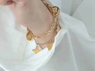 สร้อยข้อมือโซ่เหล็กไทเทเนียม สองชั้น จี้ใบโคลเวอร์สี่แฉก ประดับพู่ ไม่จางหาย สไตล์เกาหลี สําหรับผู้หญิง