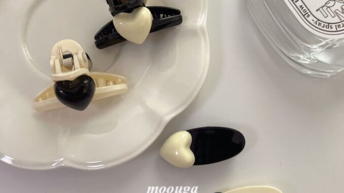 Moouga/love กิ๊บติดผมหน้าม้า ขนาดเล็ก ประดับมุก สําหรับผู้หญิง