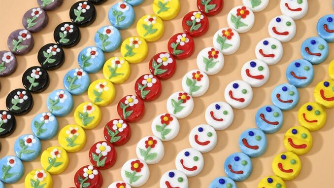 ลูกปัดแก้ว ทรงกลม แบน ลายดอกไม้ หน้ายิ้มน่ารัก ขนาด 15 มม. สําหรับทําเครื่องประดับ สร้อยคอ สร้อยข้อมือ Diy จํานวน 1 ชิ้น