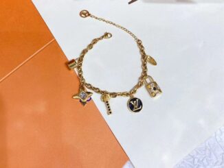 ใหม่ สร้อยข้อมือ สเตนเลส ลายตัวอักษร ใบไม้สี่แฉก หญ้าล็อก สีทอง เครื่องประดับแฟชั่น สําหรับผู้หญิง 2023