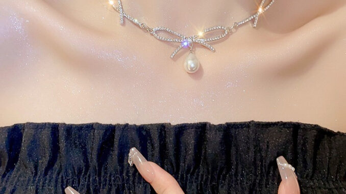 สร้อยคอโซ่ จี้โบว์ ประดับเพชร และไข่มุก หรูหรา