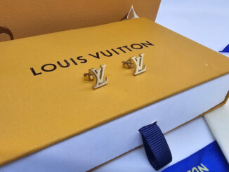 Louis Vuitton LV Stud Earrings ต่างหูหลุยส์ วิตตอง งานโลโก้ L V  อะไหล่ทอง งานสะท้อนสวยมาก  งานระดับไฮเอน