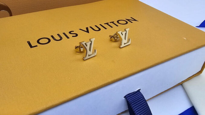 Louis Vuitton LV Stud Earrings ต่างหูหลุยส์ วิตตอง งานโลโก้ L V  อะไหล่ทอง งานสะท้อนสวยมาก  งานระดับไฮเอน