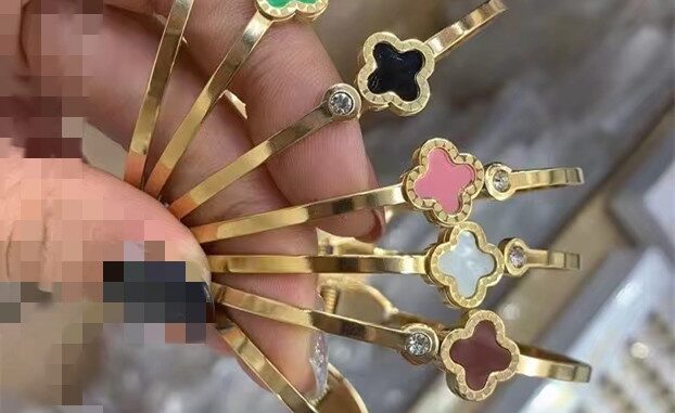 สร้อยข้อมือโคลเวอร์สี่แฉก สเตนเลส หลากสี ไม่ซีดจาง ป้องกันอาการแพ้ เครื่องประดับสําหรับผู้หญิง
