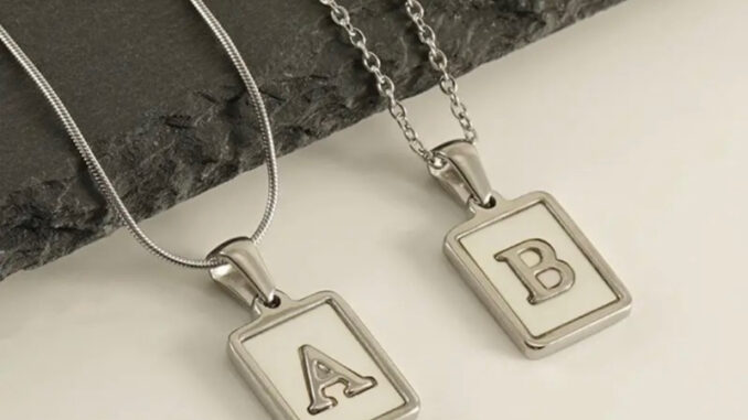 สร้อยคอสีเงิน ตัวอักษร A-Z Alphabet Necklace พร้อมกล่อง