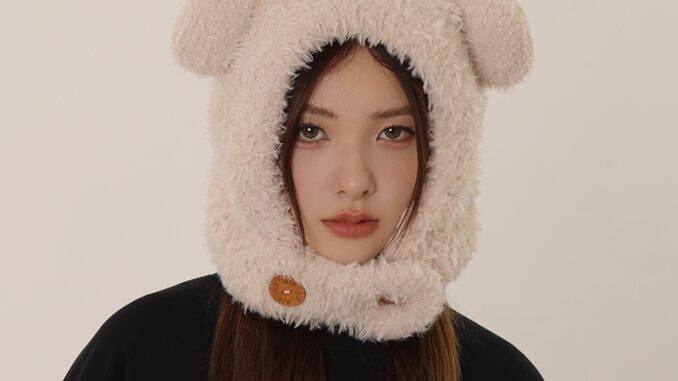 Misskoi [พร้อมส่ง] ใหม่ หมวกผ้ากํามะหยี่ขนนิ่ม แต่งหูหมีน่ารัก แบบสวมหัว ให้ความอบอุ่น เหมาะกับใส่ขี่จักรยาน แฟชั่นฤดูหนาว สําหรับผู้หญิง