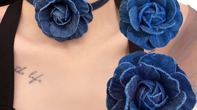 เครื่องประดับ สร้อยคอโชคเกอร์ ผ้ายีน แต่งลูกไม้ ลายดอกไม้ สีฟ้า แบบเรียบง่าย สร้างสรรค์ สําหรับผู้หญิง และผู้ชาย เครื่องประดับ สร้อยคอโชคเกอร์ ผ้ายีน แต่งลูกไม้ ลายดอกไม้ สีฟ้า แบบเรียบง่าย สร้างสรรค์ สําหรับผู้หญิง และผู้ชาย