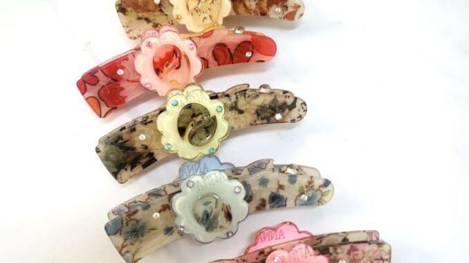 กิ้บกล้วยสปริง ลายดอกไม้ โบตั๋น 8.5 cm กิ้บกล้วยสปริง ลายดอกไม้ โบตั๋น 8.5 cm