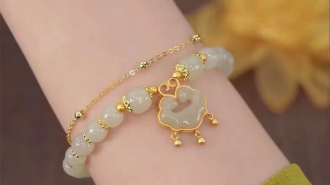 Newsandthen1 หยกนําโชค กระดิ่งโบราณ จี้ สร้อยข้อมือ ลูกปัด สไตล์จีน เมฆมงคล สร้อยข้อมือสองชั้น ผู้หญิง แฟชั่น เครื่องประดับดี