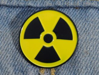 เข็มกลัดโลหะ รูปโลโก้ Radioactive สร้างสรรค์ เครื่องประดับแฟชั่น สําหรับติดกระเป๋าเป้สะพายหลัง ผ้ายีน