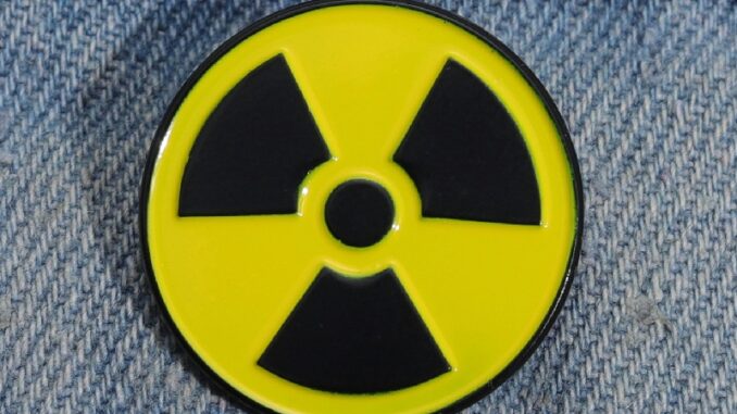 เข็มกลัดโลหะ รูปโลโก้ Radioactive สร้างสรรค์ เครื่องประดับแฟชั่น สําหรับติดกระเป๋าเป้สะพายหลัง ผ้ายีน