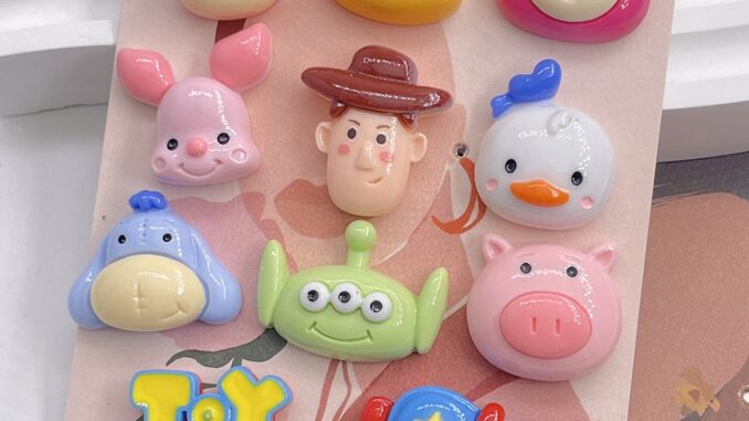 [3#] ของเล่นตุ๊กตา รวมกัน ใหม่ การ์ตูน เครื่องประดับเรซิน อุปกรณ์เครื่องประดับ diy เคสโทรศัพท์ กาวครีม แฮนด์เมด กิ๊บติดผม แผ่นแปะรูรองเท้า หัวเข็มขัด อุปกรณ์เสริม FN